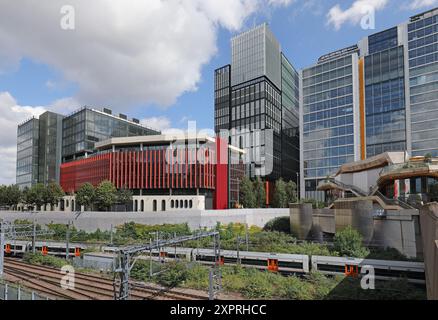 London Olympic Park, Stratford. Blick nach Osten von Stratford Walk in Richtung Westfield Shopping Centre mit neuen Büro- und Hotelgebäuden. Stockfoto