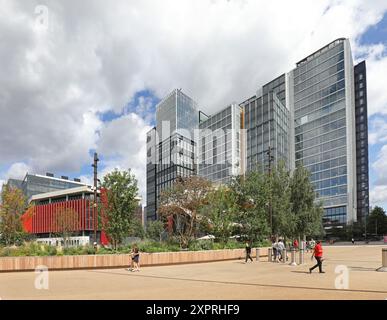 London Olympic Park, Stratford. Blick nach Osten von Stratford Walk in Richtung Westfield Shopping Centre mit neuen Büro- und Hotelgebäuden. Stockfoto