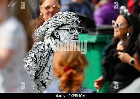 Edinburgh, Schottland. Mittwoch, 7. August 2024. Ein lebendiger Statuenkünstler auf der EdinburghÕs High St (Royal Mile) während des Edinburgh Fringe Festivals. Kredit: Brian D Anderson Kredit: Brian Anderson/Alamy Live News Stockfoto