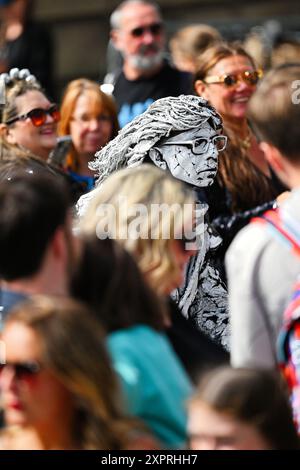 Edinburgh, Schottland. Mittwoch, 7. August 2024. Ein lebendiger Statuenkünstler auf der EdinburghÕs High St (Royal Mile) während des Edinburgh Fringe Festivals. Kredit: Brian D Anderson Kredit: Brian Anderson/Alamy Live News Stockfoto