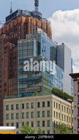 1 York Street, Tribeca, ist eine Wohnanlage im Loft-Stil, die aus einem Glasturm über einem sechsstöckigen Backsteinsockel mit Geschäften besteht. Stockfoto