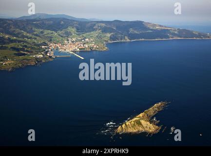 Insel Izaro, Bermeo im Hintergrund, Biskaya, Baskenland, Spanien Stockfoto