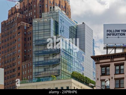 1 York Street, Tribeca, ist eine Wohnanlage im Loft-Stil, die aus einem Glasturm über einem sechsstöckigen Backsteinsockel mit Geschäften besteht. Stockfoto