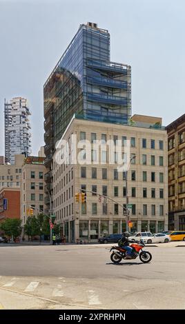 1 York Street, Tribeca, ist eine Wohnanlage im Loft-Stil, die aus einem Glasturm über einem sechsstöckigen Backsteinsockel mit Geschäften besteht. Stockfoto