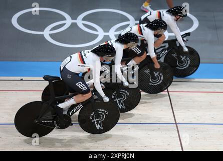 Saint Quentin En Yvelines, Frankreich. August 2024. Olympische Spiele, Paris 2024, Radfahren, Rennstrecke, 4000 m Teamverfolgung, Frauen, Rennen um den 5. Platz, die deutsche Mannschaft am Start. Quelle: Jan Woitas/dpa/Alamy Live News Stockfoto