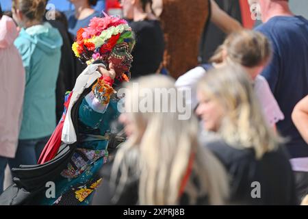 Edinburgh, Schottland. Mittwoch, 7. August 2024. Ein farbenfroher Charakter auf der EdinburghÕs High St (Royal Mile) während des Edinburgh Fringe Festivals. Kredit: Brian D Anderson Kredit: Brian Anderson/Alamy Live News Stockfoto