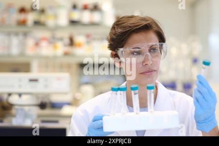 Forscher, biologisches Testlabor, Tecnalia Foundation, Technologie- und Forschungszentrum, San Sebastian Technological Park, Donostia, Gipuzkoa, Ba Stockfoto