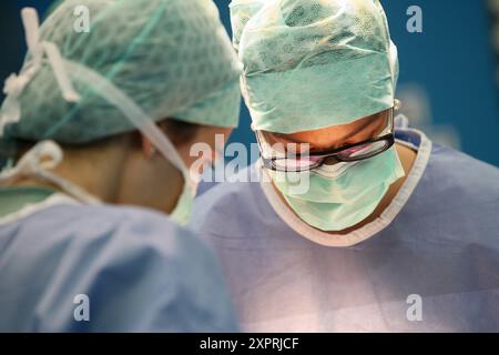 Hüftgelenksersatzchirurgie, Orthopädie und Unfallchirurgie, Chirurg, Operationssaal, Donostia Hospital, San Sebastian, Donostia, Gipuzkoa, Baskenland Stockfoto