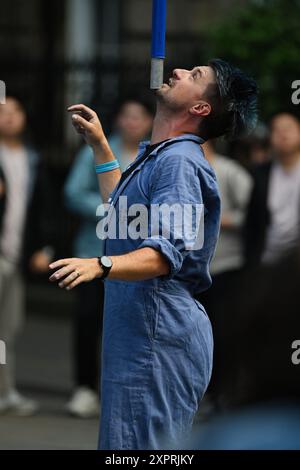 Edinburgh, Schottland. Mittwoch, 7. August 2024. Ein Balanceakt-Straßenkünstler auf der EdinburghÕs Royal Mile während des Edinburgh Fringe Festivals. Kredit: Brian D Anderson Kredit: Brian Anderson/Alamy Live News Stockfoto