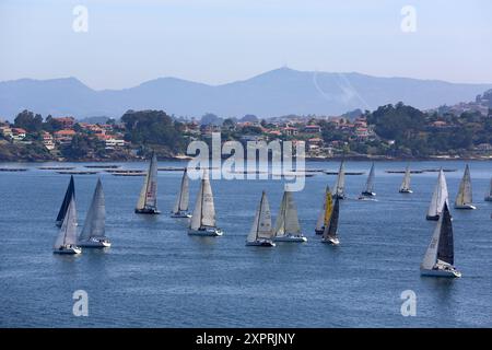 Segelschiffe in der Ria de Vigo, Ansicht von Baiona, Pontevedra, Galicien, Spanien. Stockfoto