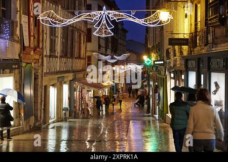 Regen, Weihnachts-shopping, Bayonne, Aquitaine, Pyrénées-Atlantiques, Baskenland, 64, Frankreich. Stockfoto