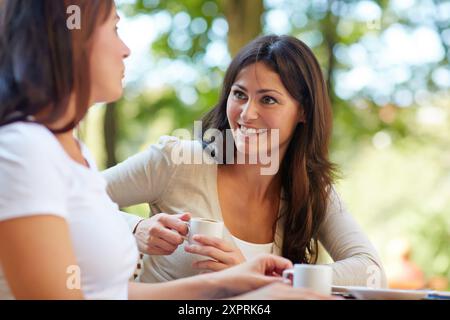 Frauen Schwestern 35 und 40 Jahren Einnahme von Kaffee auf der Terrasse. Donostia. San Sebastian. Gipuzkoa. Baskische Land - Spanien. Stockfoto