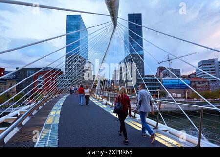 Santiago Calatravas Zubizuri-Fußgängerbrücke über den Nervion-Fluss und die Isozaki-Türme des japanischen Architekten Arata Isozaki. Bilbao. Bizkaia. Baskenland. Stockfoto