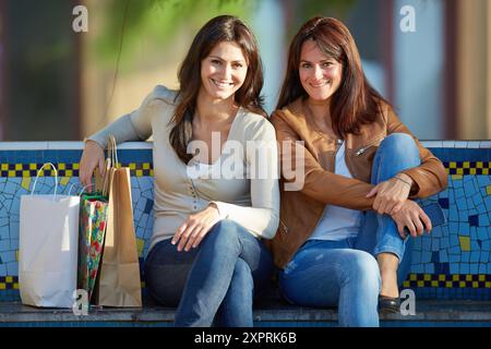 Frauen Schwestern 35 und 40 Jahren auf der Straße einkaufen. Donostia. San Sebastian. Gipuzkoa. Baskisches Land. Spanien. Stockfoto