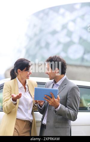 Der Mann und die Frau mit Tablette Parken Business Center. San Sebastian Technology Park. Donostia. Gipuzkoa. Baskenland. Spanien. Stockfoto