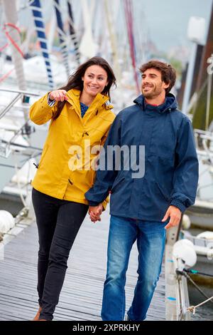 Zu zweit laufen. Regen. Yachthafen. Hendaye. Aquitanien. Frankreich. Stockfoto