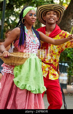 Typische Tänze, Plaza de Bolivar, Cartagena de Indias, Bolivar, Kolumbien, Südamerika Stockfoto