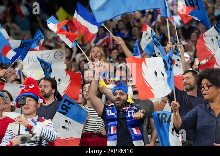 Paris, Frankreich. August 2024. Die französischen Fans bejubeln ihre Heimmannschaft, als sie gegen Deutschland bei den Olympischen Spielen 2024 in Paris, Frankreich, am Mittwoch, den 7. August 2024, in einem Viertelfinalspiel der Frauen im Basketball antreten. Foto: Richard Ellis/UPI Credit: UPI/Alamy Live News Stockfoto