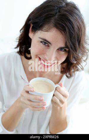 Porträt der Frau halten Tasse Kaffee Stockfoto