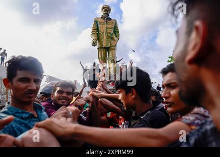 Dhaka, Bangladesch. August 2024. Die Menschen verwüsten eine Statue des ehemaligen Presdient Sheikh Mujibur Rahman, des Vaters von Premierminister Sheikh Hasina, in Dhaka, Bangladesch, am 5. August 2024. In einer Ansprache an die Nation kündigte der Chef des Armeestabs General Waker-UZ-Zaman an, dass Premierminister Scheich Hasina nach wochenlangen Unruhen zurückgetreten ist und eine Übergangsregierung gebildet wird, die das Land regieren soll. Stockfoto