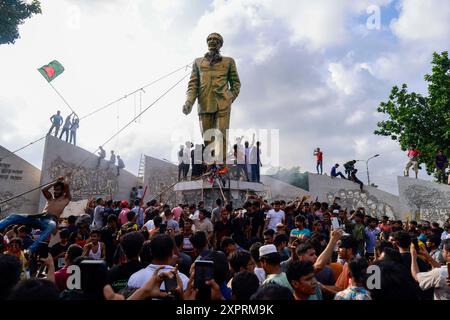 Dhaka, Bangladesch. August 2024. Die Menschen verwüsten eine Statue des ehemaligen Presdient Sheikh Mujibur Rahman, des Vaters von Premierminister Sheikh Hasina, in Dhaka, Bangladesch, am 5. August 2024. In einer Ansprache an die Nation kündigte der Chef des Armeestabs General Waker-UZ-Zaman an, dass Premierminister Scheich Hasina nach wochenlangen Unruhen zurückgetreten ist und eine Übergangsregierung gebildet wird, die das Land regieren soll. Stockfoto