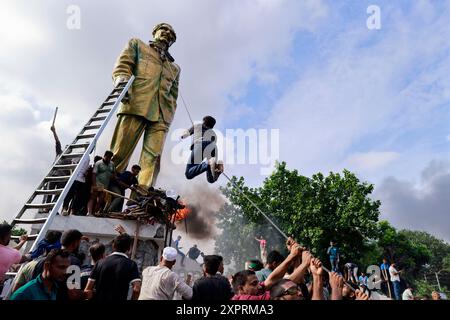 Dhaka, Bangladesch. August 2024. Die Menschen verwüsten eine Statue des ehemaligen Presdient Sheikh Mujibur Rahman, des Vaters von Premierminister Sheikh Hasina, in Dhaka, Bangladesch, am 5. August 2024. In einer Ansprache an die Nation kündigte der Chef des Armeestabs General Waker-UZ-Zaman an, dass Premierminister Scheich Hasina nach wochenlangen Unruhen zurückgetreten ist und eine Übergangsregierung gebildet wird, die das Land regieren soll. Stockfoto