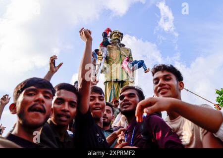 Dhaka, Bangladesch. August 2024. Die Menschen verwüsten eine Statue des ehemaligen Presdient Sheikh Mujibur Rahman, des Vaters von Premierminister Sheikh Hasina, in Dhaka, Bangladesch, am 5. August 2024. In einer Ansprache an die Nation kündigte der Chef des Armeestabs General Waker-UZ-Zaman an, dass Premierminister Scheich Hasina nach wochenlangen Unruhen zurückgetreten ist und eine Übergangsregierung gebildet wird, die das Land regieren soll. Stockfoto