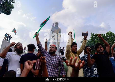 Dhaka, Bangladesch. August 2024. Die Menschen verwüsten eine Statue des ehemaligen Presdient Sheikh Mujibur Rahman, des Vaters von Premierminister Sheikh Hasina, in Dhaka, Bangladesch, am 5. August 2024. In einer Ansprache an die Nation kündigte der Chef des Armeestabs General Waker-UZ-Zaman an, dass Premierminister Scheich Hasina nach wochenlangen Unruhen zurückgetreten ist und eine Übergangsregierung gebildet wird, die das Land regieren soll. Stockfoto