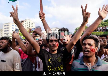 Dhaka, Bangladesch. August 2024. Die Menschen verwüsten eine Statue des ehemaligen Presdient Sheikh Mujibur Rahman, des Vaters von Premierminister Sheikh Hasina, in Dhaka, Bangladesch, am 5. August 2024. In einer Ansprache an die Nation kündigte der Chef des Armeestabs General Waker-UZ-Zaman an, dass Premierminister Scheich Hasina nach wochenlangen Unruhen zurückgetreten ist und eine Übergangsregierung gebildet wird, die das Land regieren soll. Stockfoto