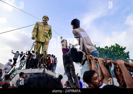 Dhaka, Bangladesch. August 2024. Die Menschen verwüsten eine Statue des ehemaligen Presdient Sheikh Mujibur Rahman, des Vaters von Premierminister Sheikh Hasina, in Dhaka, Bangladesch, am 5. August 2024. In einer Ansprache an die Nation kündigte der Chef des Armeestabs General Waker-UZ-Zaman an, dass Premierminister Scheich Hasina nach wochenlangen Unruhen zurückgetreten ist und eine Übergangsregierung gebildet wird, die das Land regieren soll. Stockfoto