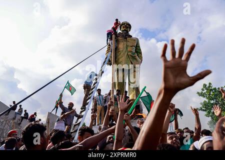 Dhaka, Bangladesch. August 2024. Die Menschen verwüsten eine Statue des ehemaligen Presdient Sheikh Mujibur Rahman, des Vaters von Premierminister Sheikh Hasina, in Dhaka, Bangladesch, am 5. August 2024. In einer Ansprache an die Nation kündigte der Chef des Armeestabs General Waker-UZ-Zaman an, dass Premierminister Scheich Hasina nach wochenlangen Unruhen zurückgetreten ist und eine Übergangsregierung gebildet wird, die das Land regieren soll. Stockfoto