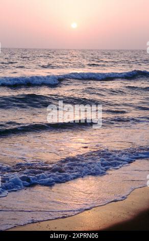 Sonnenuntergang über La Barrosa Strand. Chiclana De La Frontera. Spanien Stockfoto