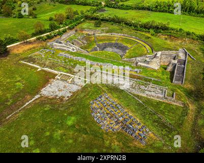 Luftaufnahme des römischen Theaters von Amiternum im archäologischen Gebiet von ​​Amiternum. San Vittorino, L'Aquila, Abruzzen, Italien, Europa Stockfoto