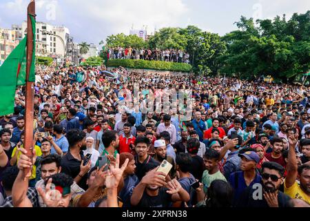 Dhaka, Bangladesch. August 2024. Die Menschen verwüsten eine Statue des ehemaligen Presdient Sheikh Mujibur Rahman, des Vaters von Premierminister Sheikh Hasina, in Dhaka, Bangladesch, am 5. August 2024. In einer Ansprache an die Nation kündigte der Chef des Armeestabs General Waker-UZ-Zaman an, dass Premierminister Scheich Hasina nach wochenlangen Unruhen zurückgetreten ist und eine Übergangsregierung gebildet wird, die das Land regieren soll. Stockfoto