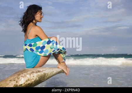 - Haare, Tag, Außenansicht, Augen geschlossen, Gesichtsausdruck, Gesichtsausdruck, weiblich, Ganzkörper, voll Stockfoto