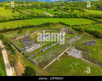 Luftaufnahme des römischen Theaters von Amiternum im archäologischen Gebiet von ​​Amiternum. San Vittorino, L'Aquila, Abruzzen, Italien, Europa Stockfoto