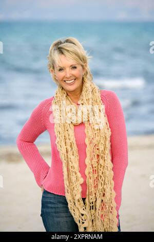 Erwachsene, Erwachsene, Strand, Strände, Blond, Blondinen, Kaukasier, Kaukasier, Farbe, Farbe, modern, tagsüber, außen, Kamera mit Blickrichtung, hellhaarig, Fem Stockfoto