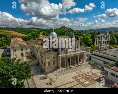 Blick aus der Vogelperspektive auf das alte Heiligtum San Gabriele dell'Addolorata in der Natur des Gran Sasso und Monti della Laga Nationalparks. Abruzzen Stockfoto