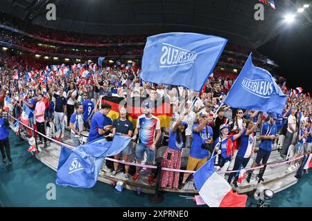 Lille, Frankreich. August 2024. Französische Fans beim Viertelfinalspiel der Männer zwischen Team Germany und Team France am 12. Tag der Olympischen Sommerspiele 2024 in Paris am 7. August 2024 im Stade Pierre Mauroy in Lille, Frankreich. Foto: Laurent Zabulon/ABACAPRESS. COM Credit: Abaca Press/Alamy Live News Stockfoto