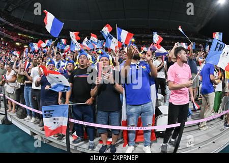 Lille, Frankreich. August 2024. Französische Fans beim Viertelfinalspiel der Männer zwischen Team Germany und Team France am 12. Tag der Olympischen Sommerspiele 2024 in Paris am 7. August 2024 im Stade Pierre Mauroy in Lille, Frankreich. Foto: Laurent Zabulon/ABACAPRESS. COM Credit: Abaca Press/Alamy Live News Stockfoto