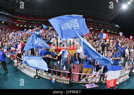 Lille, Frankreich. August 2024. Französische Fans beim Viertelfinalspiel der Männer zwischen Team Germany und Team France am 12. Tag der Olympischen Sommerspiele 2024 in Paris am 7. August 2024 im Stade Pierre Mauroy in Lille, Frankreich. Foto: Laurent Zabulon/ABACAPRESS. COM Credit: Abaca Press/Alamy Live News Stockfoto