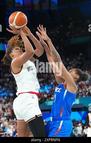 Paris, Frankreich. August 2024. Nyara Sabally aus Deutschland (8) hat ihren Schuss von Valeriane Ayayi aus Frankreich (11) während eines Viertelfinalspiels der Frauen im Basketball bei den Olympischen Spielen 2024 in Paris am Mittwoch, den 7. August 2024, blockiert. Foto: Richard Ellis/UPI Credit: UPI/Alamy Live News Stockfoto