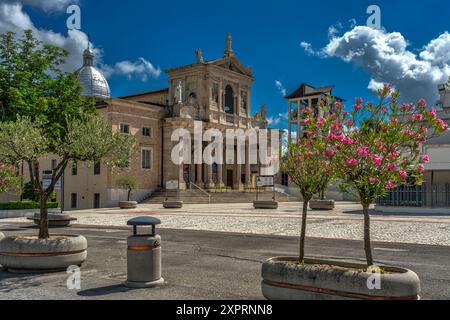 Die imposante monumentale Fassade des alten Heiligtums von San Gabriele dell'Addolorata aus Marmor und Stein. Isola del Gran Sasso d'Italia, Teramo Stockfoto