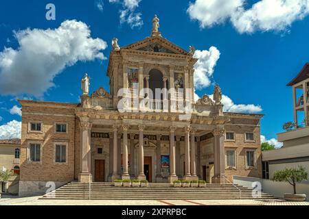 Die imposante monumentale Fassade des alten Heiligtums von San Gabriele dell'Addolorata aus Marmor und Stein. Isola del Gran Sasso d'Italia, Teramo Stockfoto