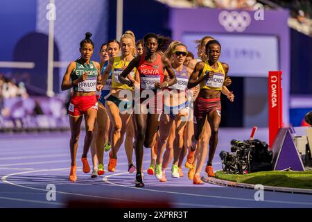 Paris, Ile de France, Frankreich. August 2024. NELLY CHEPCHIRCHIR (KEN) aus Kenia nimmt an der 1500-m-Runde 1 der Frauen im Stadion Stade de France während der Olympischen Sommerspiele 2024 in Paris Teil. (Kreditbild: © Walter Arce/ZUMA Press Wire) NUR REDAKTIONELLE VERWENDUNG! Nicht für kommerzielle ZWECKE! Stockfoto