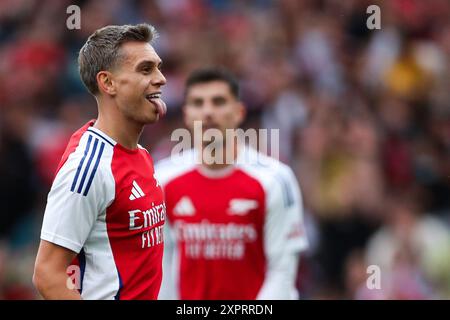 London, Großbritannien. August 2024. Arsenals Leandro Trossard feiert das zweite Tor des Spiels während des Freundschaftsspiels Arsenal FC gegen Bayer 04 Leverkusen am 7. August 2024 im Emirates Stadium, London, England, Großbritannien. Credit: Every Second Media/Alamy Live News Stockfoto