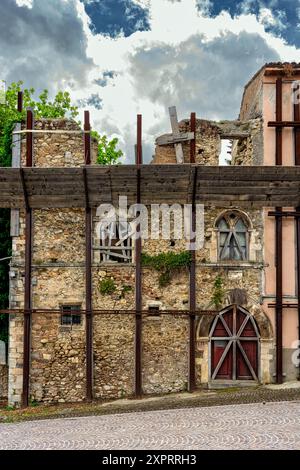 Die Ruinen des Adelspalastes namens Palazzo Gaudiosi in Tossicia. Tossicia, Provinz Teramo, Abruzzen, Italien, Europa Stockfoto