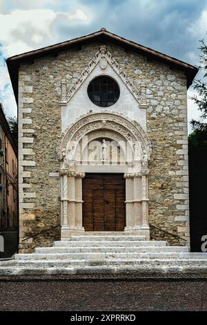 Die kürzlich restaurierte Fassade der Kirche, die Sant'Antonio Abate in Tossicia gewidmet ist. Tossicia, Provinz Teramo, Abruzzen, Italien, Europa Stockfoto