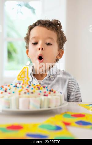 Vier Jahre alter Junge feiert seinen Geburtstag Stockfoto