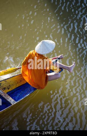 Buddhistische Mönche in einer Zeile Boot auf dem Mekong Fluss in Paška, Laos. Stockfoto